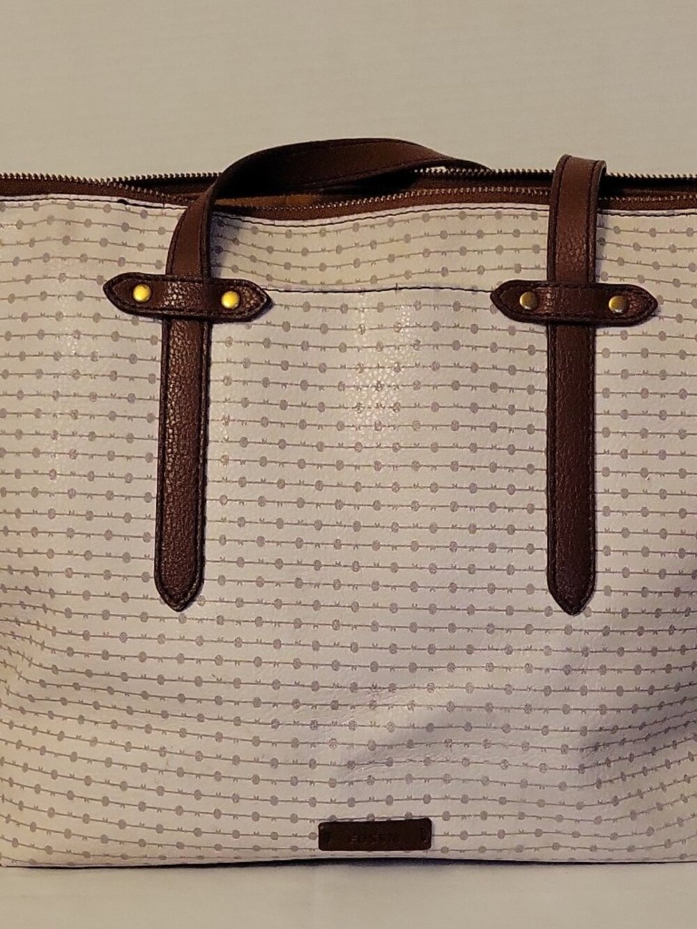 Fossil geometric tote, white/brown, zip top, lined, inner pockets, gold hw